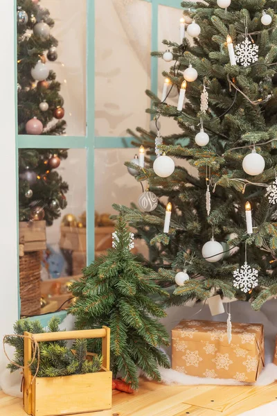 Kraftpapier Met Sneeuwvlokken Geschenkdozen Onder Kerstboom Close Cadeaus Onder Boom — Stockfoto