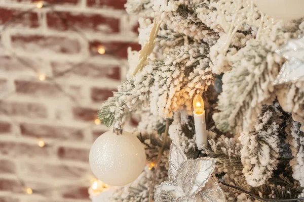 Bloemenslingers Vorm Van Een Kaars Een Besneeuwde Kerstboom Witte Zilveren — Stockfoto