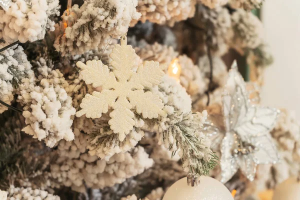 Білі Прикраси Кульки Сніжинки Ялинці Крупним Планом Стильна Біла Монохромна — стокове фото