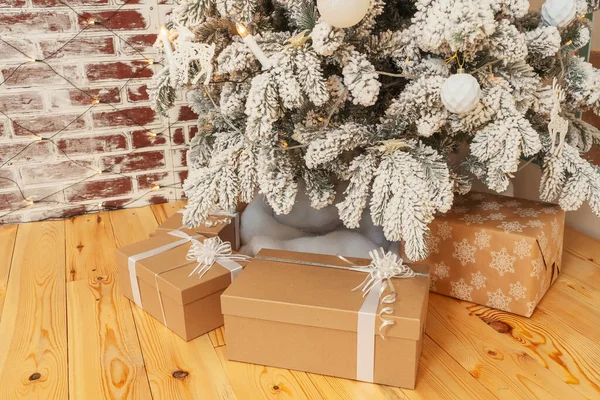 Craft Gift Boxes Christmas Tree Snow Covered Christmas Tree Gifts — Stock Photo, Image