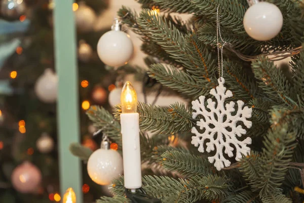 Гарланд Вигляді Свічок Ялинці Білі Сніжинки Різдвяному Дереві Зблизька Штучне — стокове фото