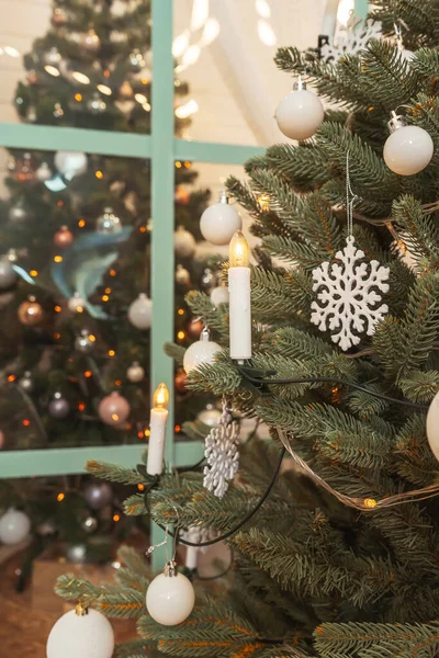 Гарланд Вигляді Свічок Ялинці Білі Сніжинки Різдвяному Дереві Зблизька Штучне — стокове фото