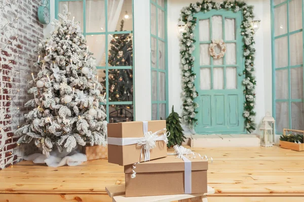 Kraftpapier Geschenkdoos Met Witte Linten Achtergrond Van Besneeuwde Veranda Met — Stockfoto