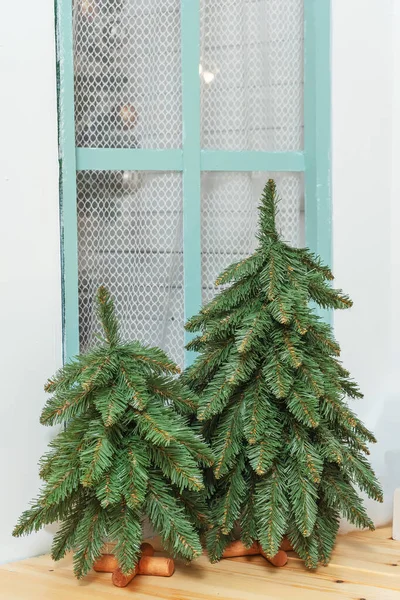 Twee Kleine Kunstmatige Decoratieve Kerstbomen Veranda Kleine Kerstbomen Zonder Ornamenten — Stockfoto