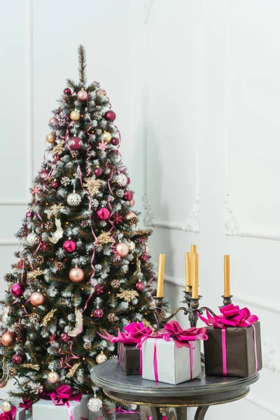 Gouden Kaarsen Een Kandelaar Een Tafel Met Geschenkdozen Een Achtergrond — Stockfoto