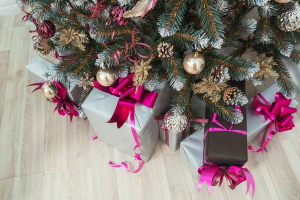 Scatole Regalo Sotto Albero Natale Con Palle Nastri Ghirlande Oro — Foto Stock