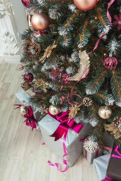 Cajas Regalo Bajo Árbol Navidad Con Bolas Cintas Guirnaldas Oro —  Fotos de Stock