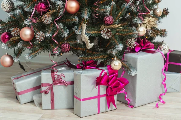 Gift Boxes Christmas Tree Balls Ribbons Garlands Pink Gold Maroon — Stock Photo, Image