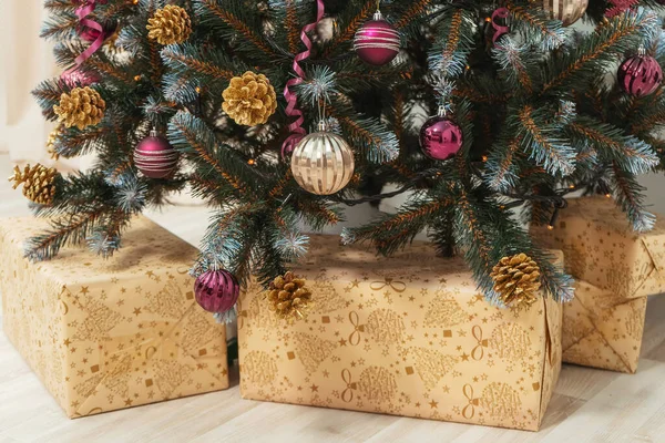 Scatole Regalo Sotto Albero Natale Con Palle Nastri Ghirlande Oro — Foto Stock