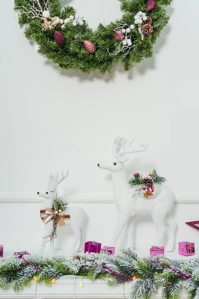 Zwei Figuren Von Weißen Weihnachtshirschen Auf Einem Kamin Kamindekoration Mit — Stockfoto