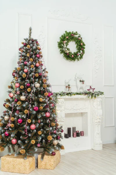 Witte Open Haard Met Stucwerk Klassieke Kerstversiering Van Woonkamer Ballonnen — Stockfoto