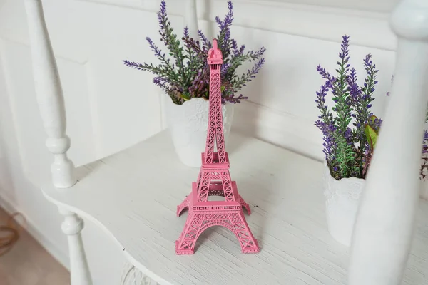 Pink Statuette Shape Eiffel Tower Shelf Vases Lavender Miniature Eiffel — Stock Photo, Image