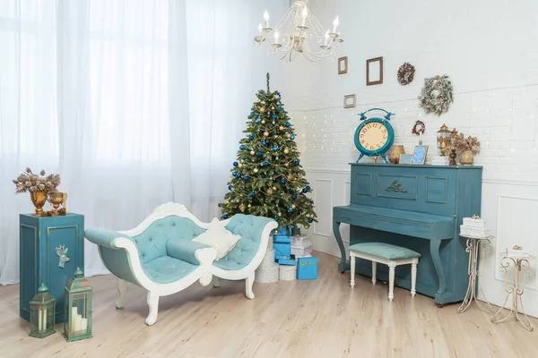 Blauwe Bank Piano Een Prachtig Klassiek Interieur Met Kerstversiering Gouden — Stockfoto