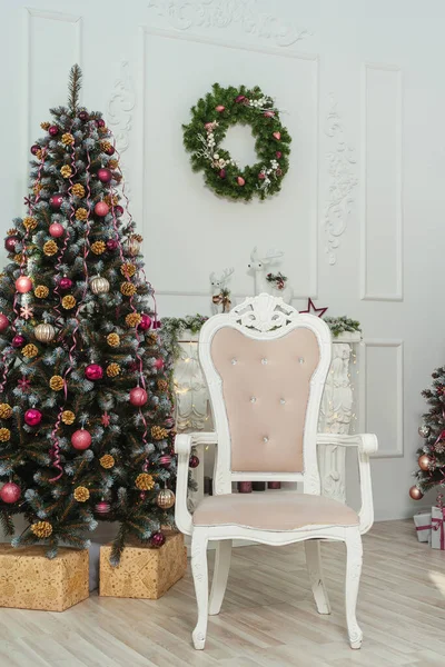 Beige Klassieke Gesneden Stoel Kerstachtergrond Ballonnen Linten Slingers Roze Goud — Stockfoto