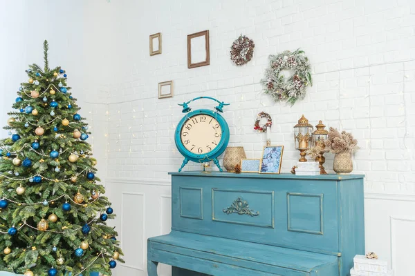 Blauwe Piano Met Kerstkransen Aan Muur Grote Klok Wekker Piano — Stockfoto