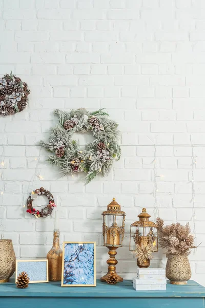 Spar Kunstmatige Krans Een Baksteen Witte Muur Kerstdecor Kamer Gouden — Stockfoto