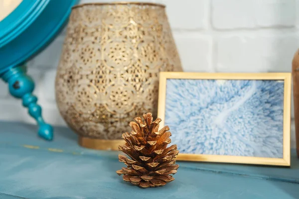 クリスマスの装飾が施された棚の上の黄金のコーン 手作りの天然素材で作られたジュエリー 金泥の中の鉄錐 — ストック写真