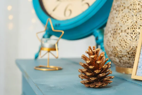 Cone Dourado Uma Prateleira Com Decoração Natal Jóias Feitas Materiais — Fotografia de Stock
