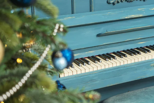 Primer Plano Piano Con Globos Dorados Azules Primer Plano Árbol — Foto de Stock