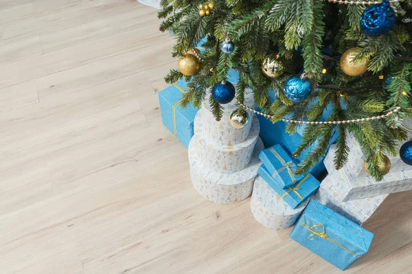 Geschenkdozen Onder Kerstboom Close Cadeaus Bij Kerstboom Blauw Wit Papier — Stockfoto