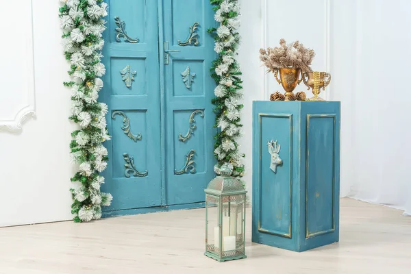 Stand Column Stucco Gold Vases Bouquet Cones Blue Door Stucco — Stock Photo, Image