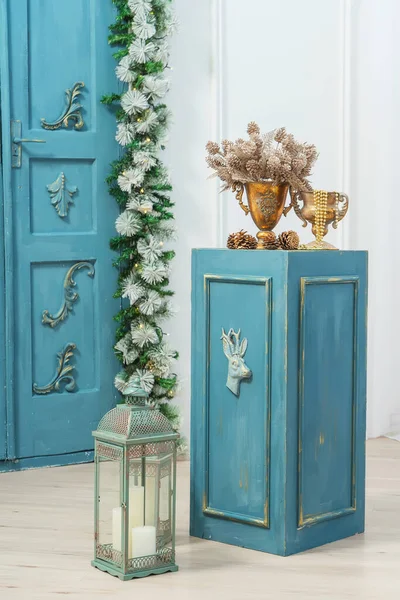 Stand Column Stucco Gold Vases Bouquet Cones Blue Door Stucco — Stock Photo, Image