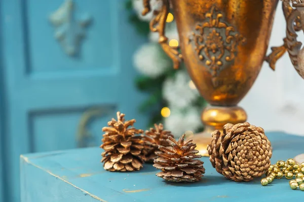 クリスマスライトの背景にコーン付きの黄金の輝きの枝 クリスマスの家の装飾人工的な黄金の植物コーン 金泥に骨がある — ストック写真