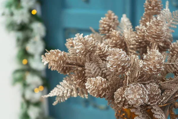 Zlaté Třpytivé Větve Kužely Pozadí Vánočních Světel Vánoční Dekorace Domů — Stock fotografie
