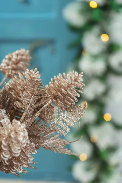 Zlaté Třpytivé Větve Kužely Pozadí Vánočních Světel Vánoční Dekorace Domů — Stock fotografie