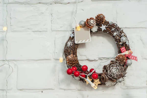 Decorações Natal Grinalda Uma Parede Tijolo Branco Uma Grinalda Com — Fotografia de Stock