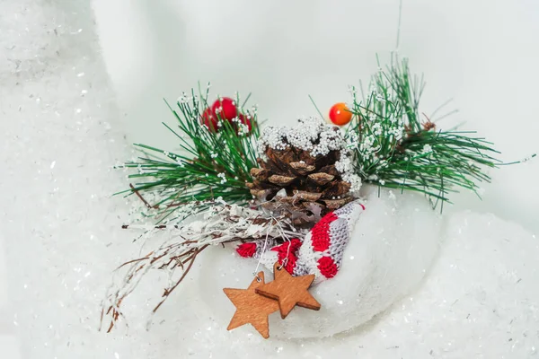 Fausse Branche Sapin Avec Neige Des Rubans Bruns Sur Cou Images De Stock Libres De Droits