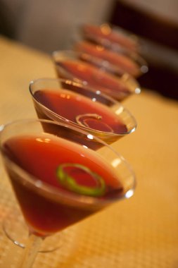 Kırmızı elma martini dizilmiş