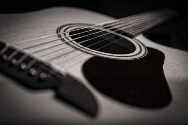Akustik gitar / siyah beyaz portre bir akustik gitar