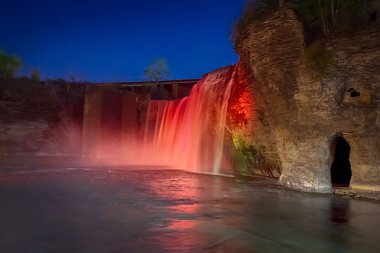 High Falls Mağarası / bir mağarada yer yanında yanan yüksek Falls Rochester, New York, ABD