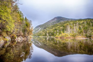 Göl izole / yalıtılmış bir göl bulunan yüksek Adirondack dağlarda New York State, ABD yüksek tepeler bölgesinin