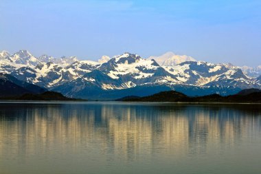 Alaska okyanusta yansıtan manzara