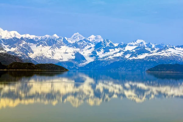 Spiegelbild einer alaskanischen Landschaft — Stockfoto