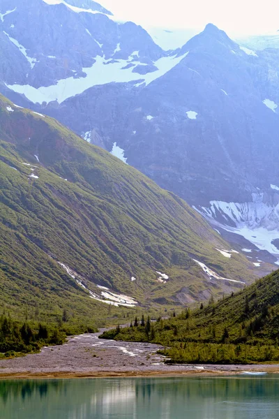 Alaska pláž na úpatí hory. — Stock fotografie
