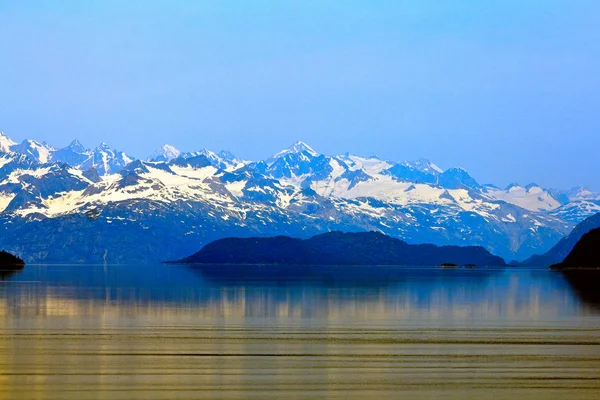 Alaska Landschaft Spiegelung im Ozean — Stockfoto