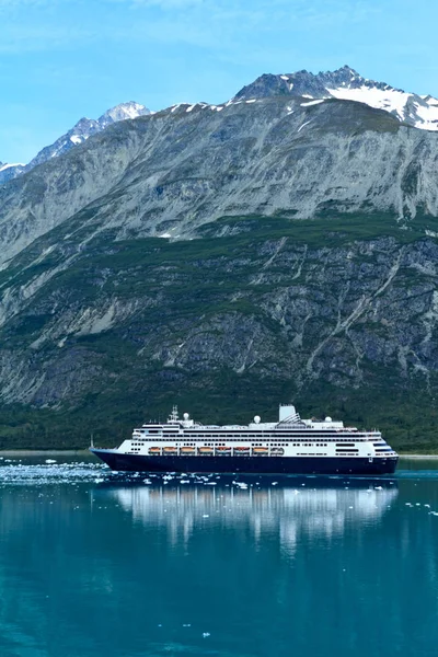 Un crucero navegando en la bahía de Glaicer —  Fotos de Stock