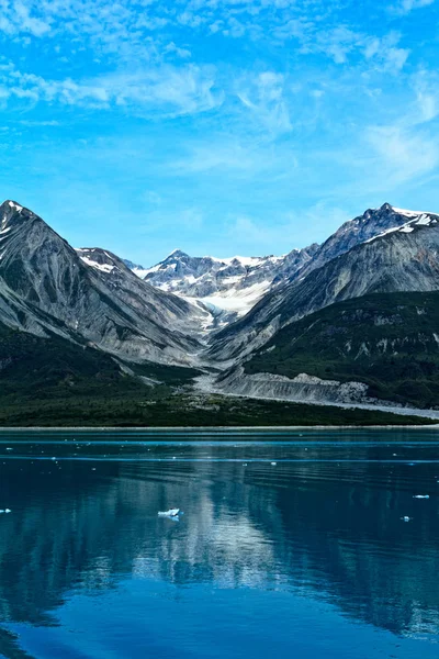 Glacier Alaskan pod błękitne niebo — Zdjęcie stockowe