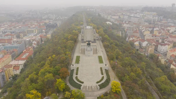 Vista aérea do Monumento Nacional em Vitkov Hill - Memorial da guerra nacional e museu de história, Praga, República Checa — Fotografia de Stock