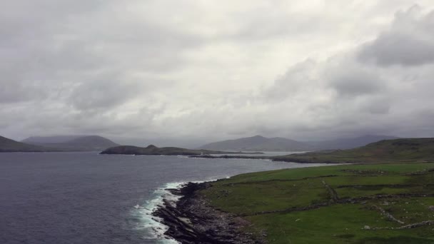 Piękny widok z lotu ptaka na wyspę Valentia. Miejsca warte odwiedzenia na Dzikim Atlantyku. Malownicze irlandzkie hrabstwo w nudny wiosenny dzień, County Kerry, Irlandia. — Wideo stockowe