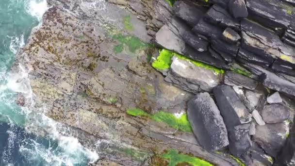 Prachtig uitzicht vanuit de lucht op Valentia Island. Scenic Irish Countyside op een saaie lentedag, County Kerry, Ierland. — Stockvideo