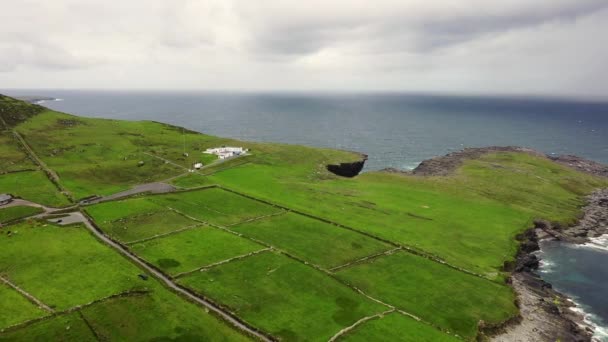 Belle vue aérienne de l'île Valentia. Campagne irlandaise pittoresque un jour de printemps ennuyeux, comté de Kerry, Irlande . — Video