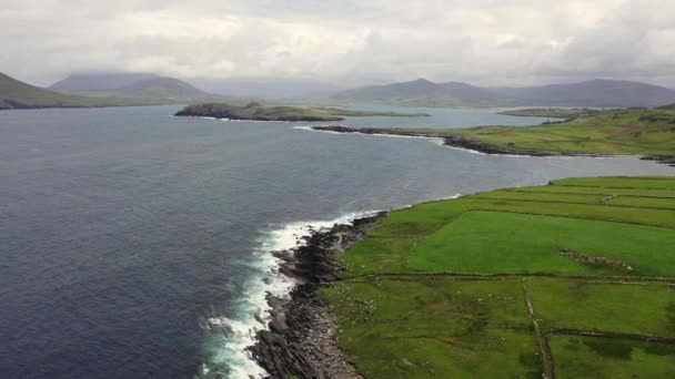 Belle vue aérienne de l'île Valentia. Campagne irlandaise pittoresque un jour de printemps ennuyeux, comté de Kerry, Irlande . — Video