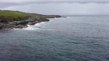 Valentia Adası 'nın güzel hava manzarası. Sıkıcı bir bahar gününde İrlanda manzaralı Kerry İlçesi, İrlanda.