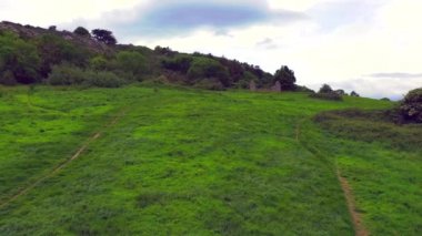 Bray, County Wicklow, İrlanda 'daki Raheen-a-Cluig ortaçağ kilisesinin havadan görünüşü