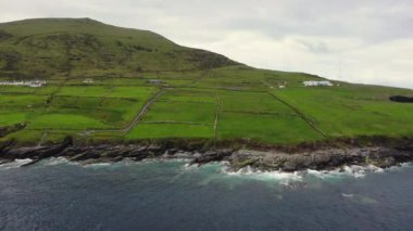 Valentia Adası 'nın güzel hava manzarası. Vahşi Atlantik Yolu 'nda ziyaret etmeye değer yerler. Sıkıcı bir bahar gününde İrlanda manzaralı Kerry İlçesi, İrlanda.