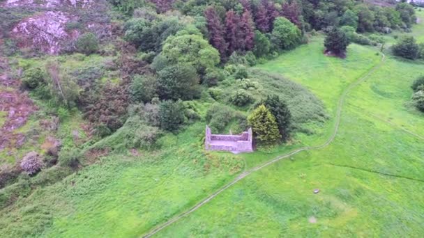 Vista aérea de la iglesia medieval Raheen-a-Cluig en Bray, Condado de Wicklow, Irlanda — Vídeo de stock